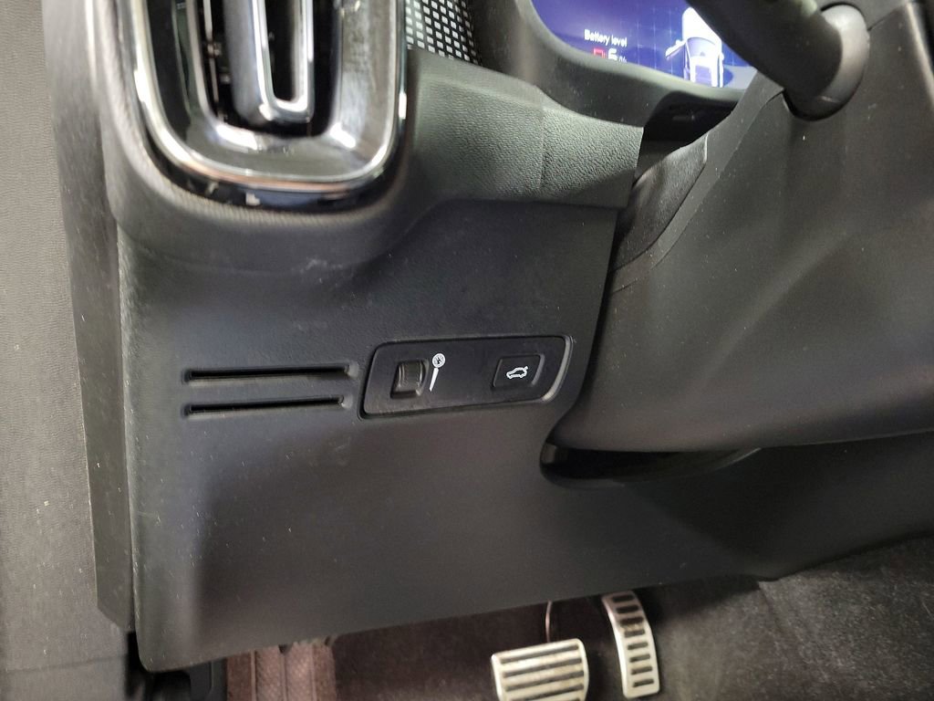 Used 2021 Volvo XC40 P8 Recharge w/ Advanced Package image 22