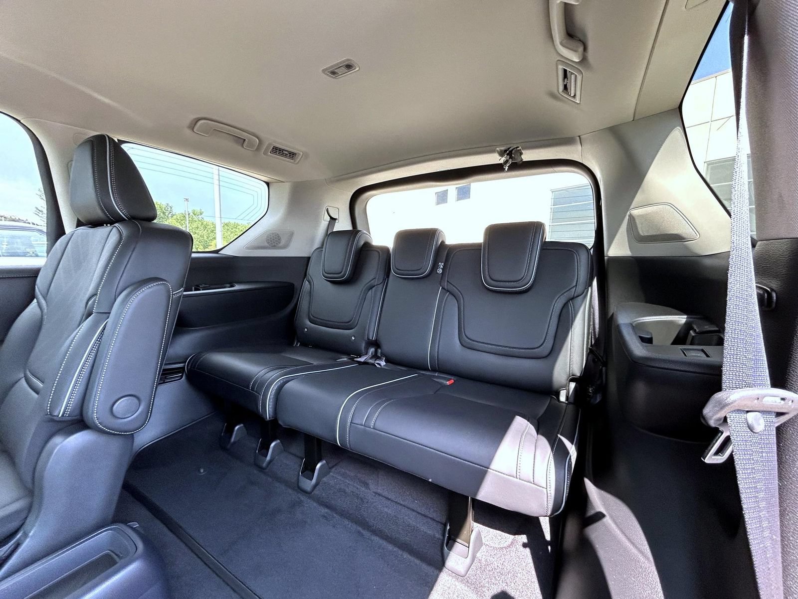 New 2027 INFINITI QX80 Luxe w/ Cargo Package AWD/4WD image 19