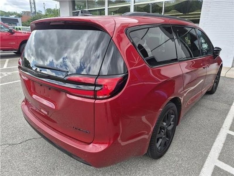 Used 2025 Chrysler Pacifica Limited FWD image 9