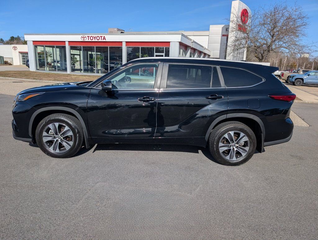 Used 2023 Toyota Highlander XLE image 2