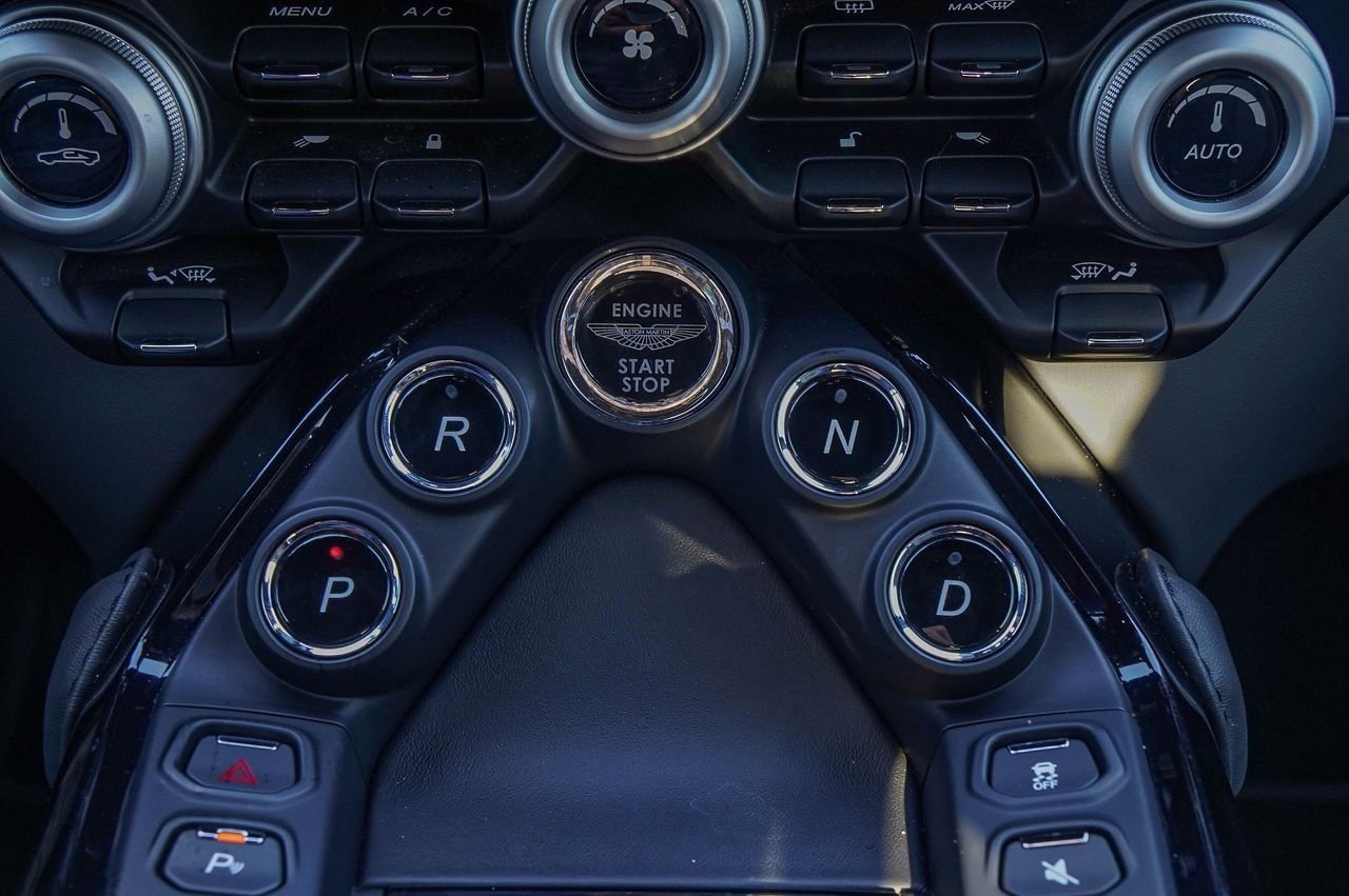Used 2022 Aston Martin V8 Vantage Coupe image 32