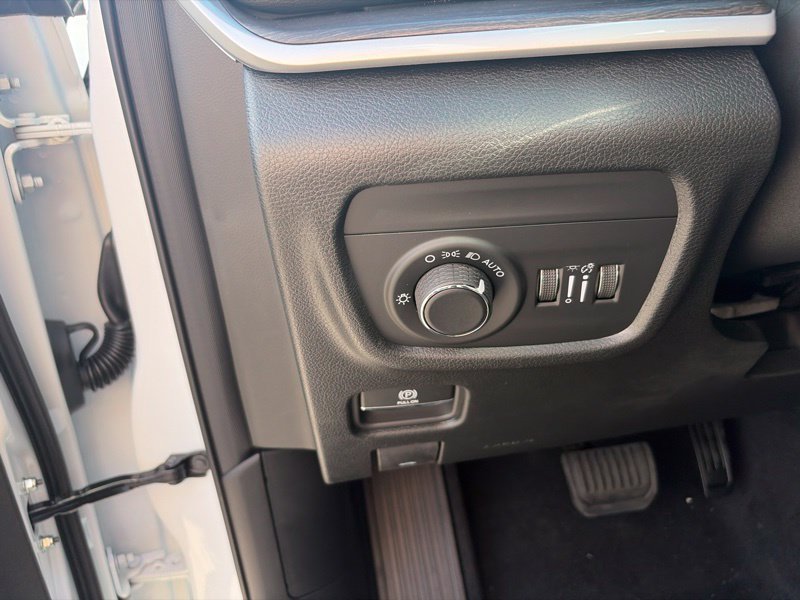New 2026 Jeep Grand Cherokee Altitude AWD/4WD image 18