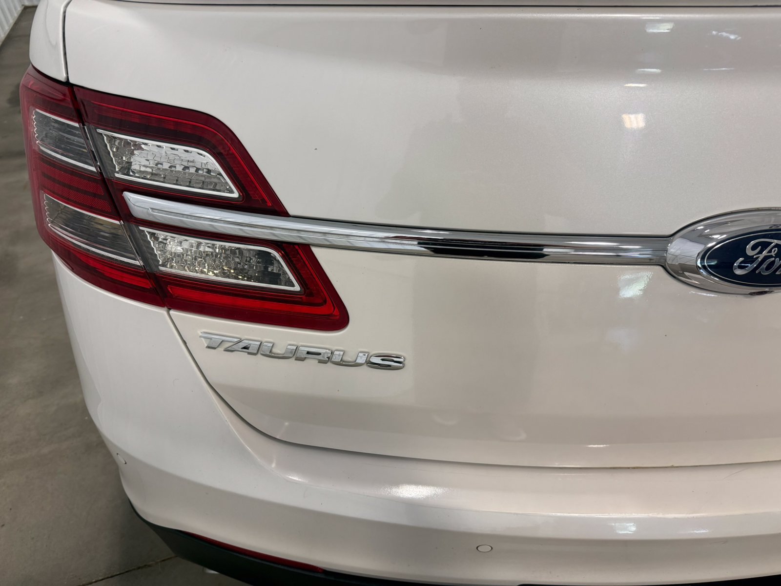 Used 2013 Ford Taurus Limited FWD image 18