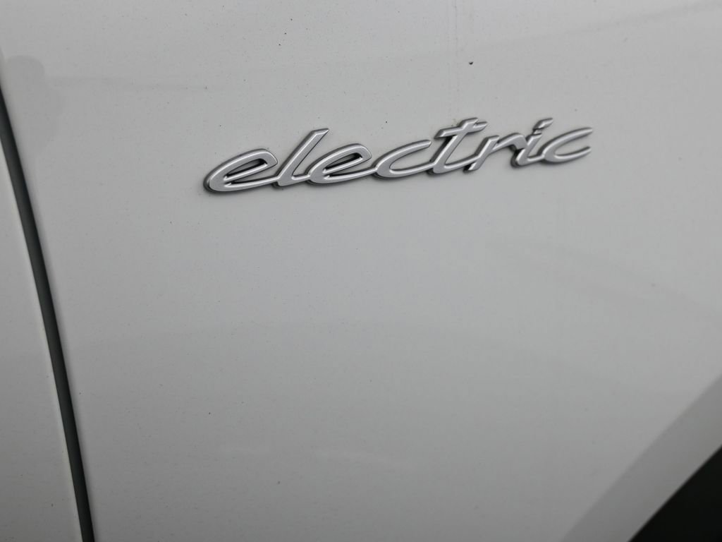 Certified 2025 Porsche Macan Electric image 31