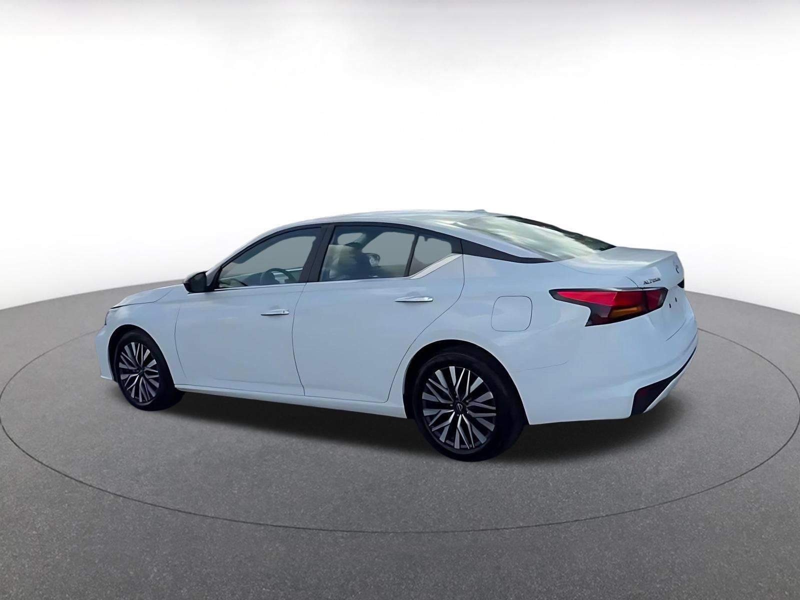 Used 2025 Nissan Altima 2.5 SV FWD image 9