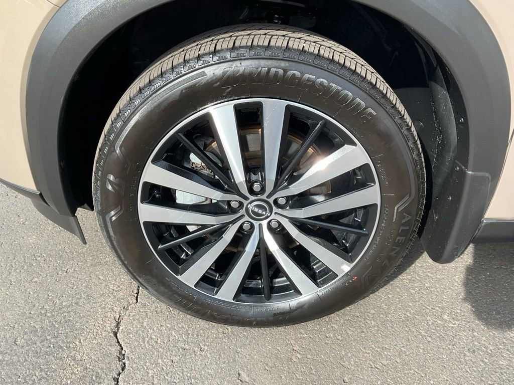 Used 2024 Nissan Pathfinder Platinum AWD/4WD image 9