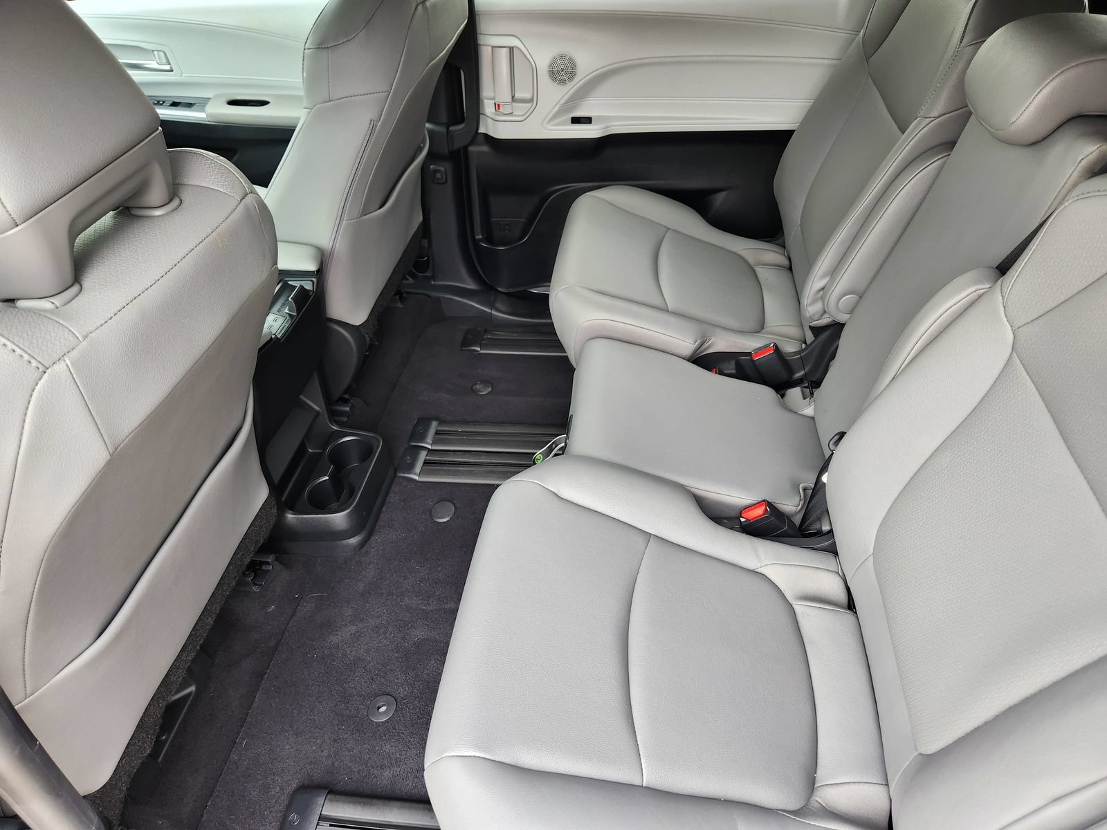 Used 2026 Toyota Sienna XLE FWD image 37