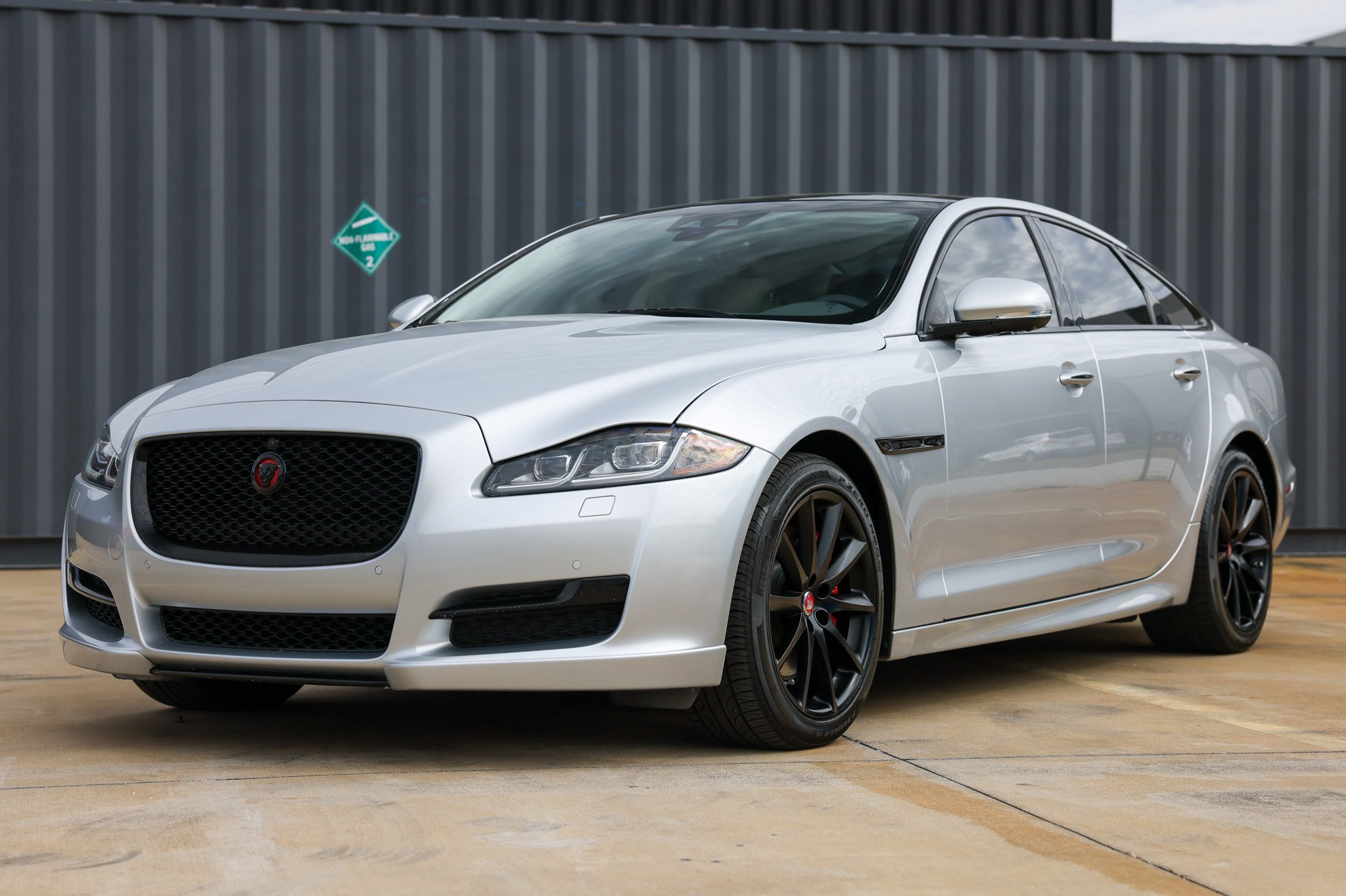 Used 2019 Jaguar XJ R-Sport RWD image 4