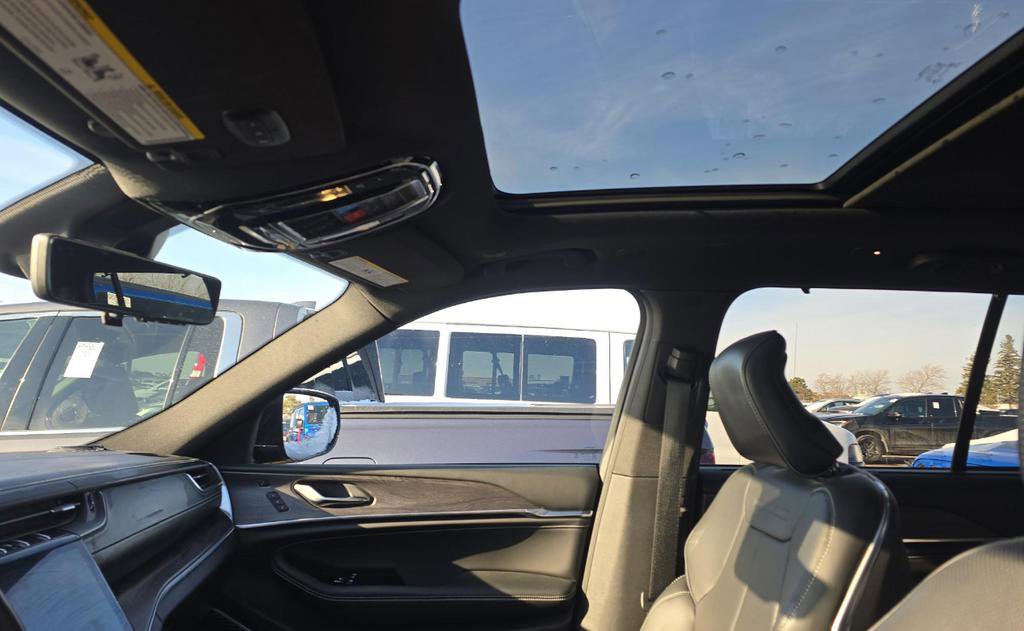 Used 2022 Jeep Grand Cherokee Overland w/ Advanced Protech Group III image 10