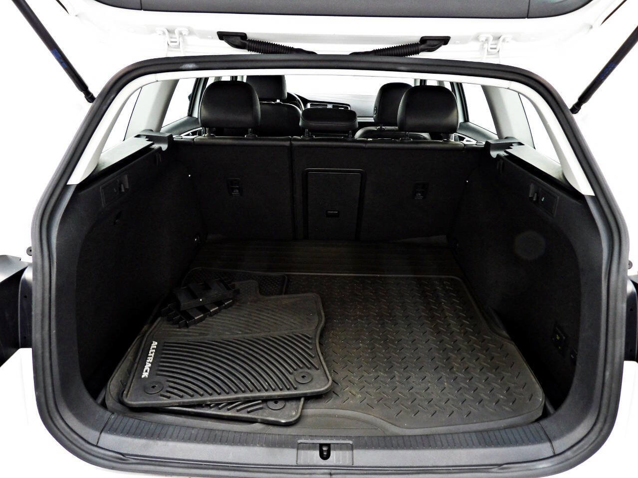 Used 2017 Volkswagen Golf Alltrack SE image 16