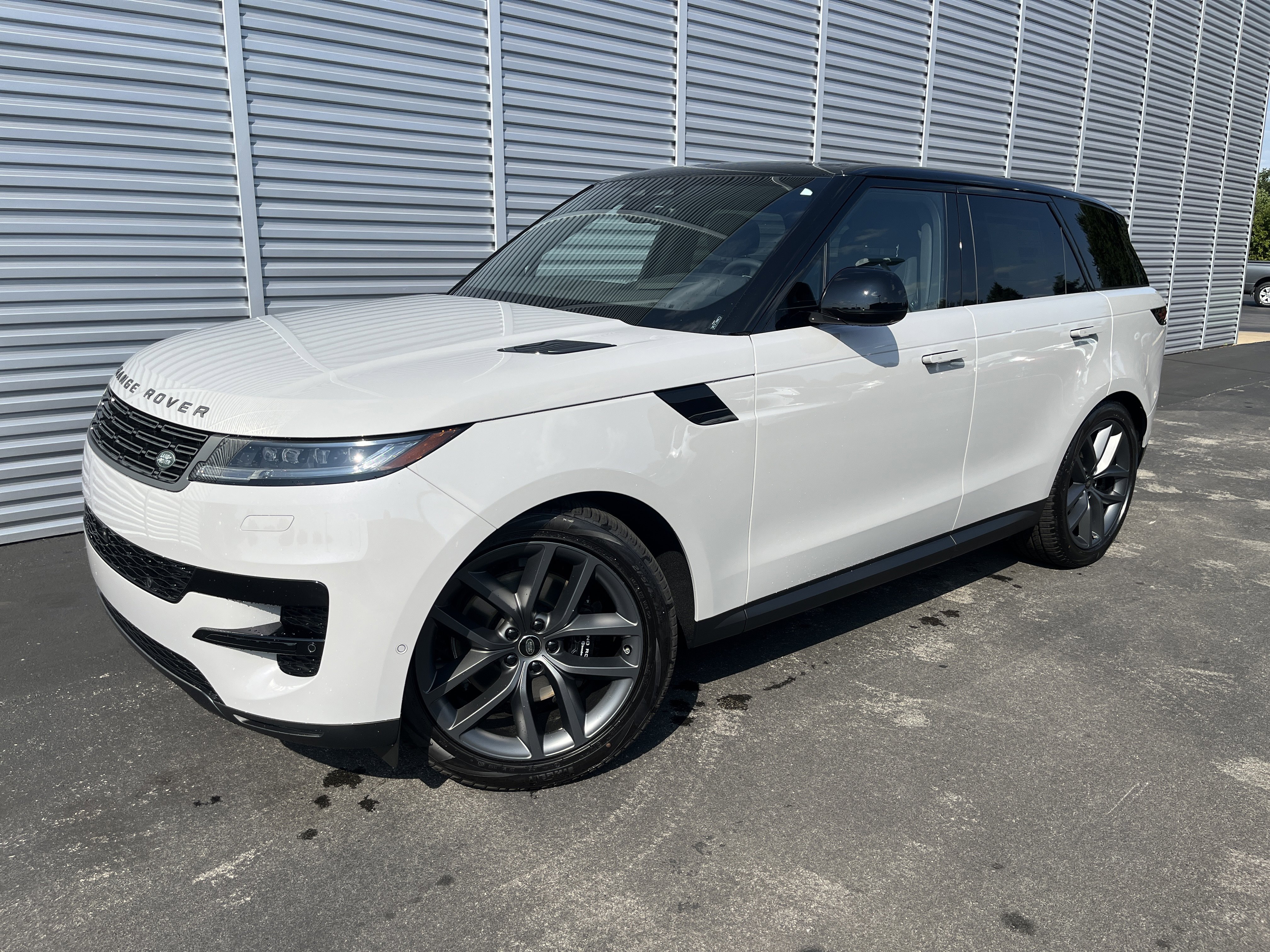 New 2025 Land Rover Range Rover Sport SE