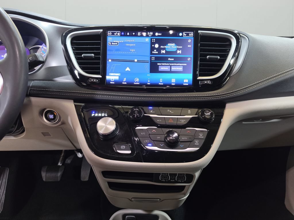 Used 2024 Chrysler Pacifica Limited FWD image 17