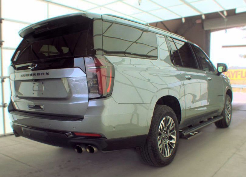 Used 2025 Chevrolet Suburban Z71 AWD/4WD image 3