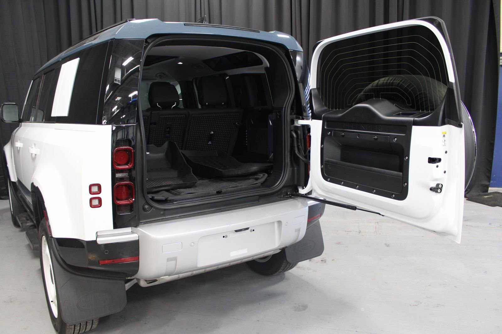 Used 2025 Land Rover Defender 110 S image 15