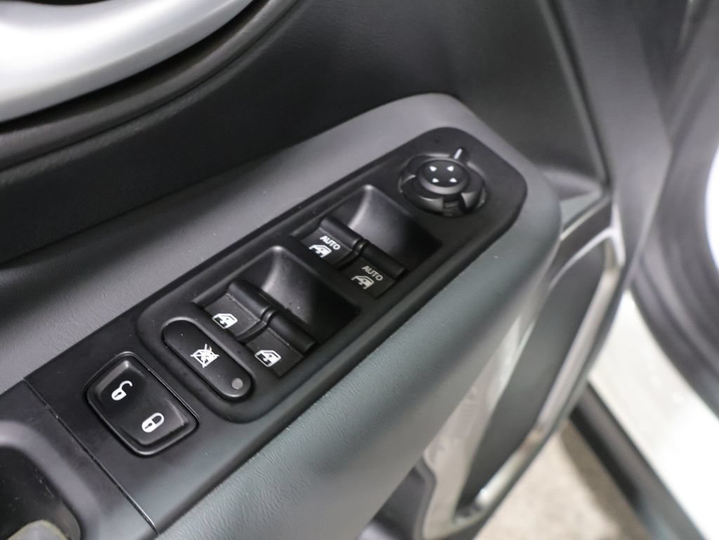 Certified 2023 Jeep Renegade Latitude w/ Premium Group AWD/4WD image 15