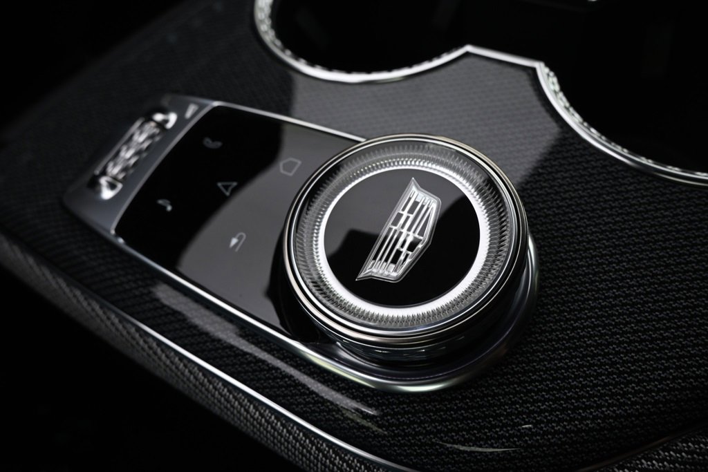 New 2025 Cadillac Optiq Sport 2 w/ LPO, ONYX Package image 31