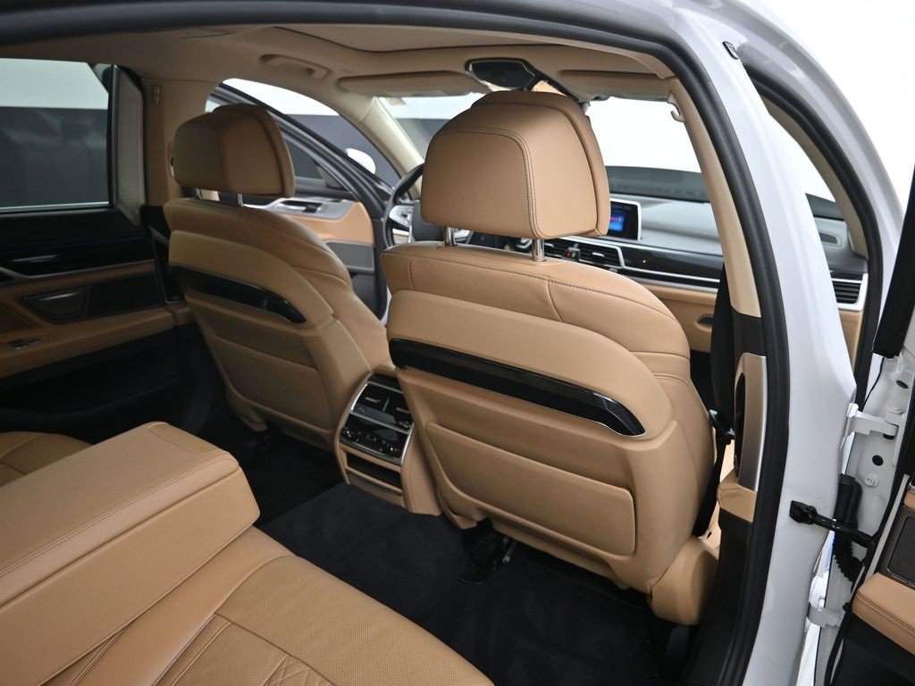 Used 2018 BMW 740e xDrive image 24