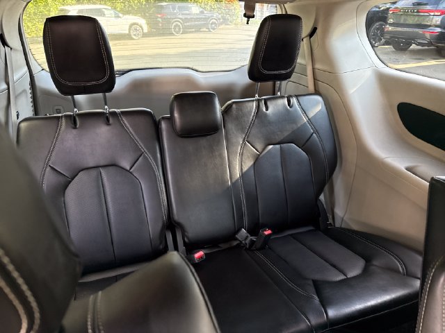 Used 2024 Chrysler Pacifica Limited FWD image 12