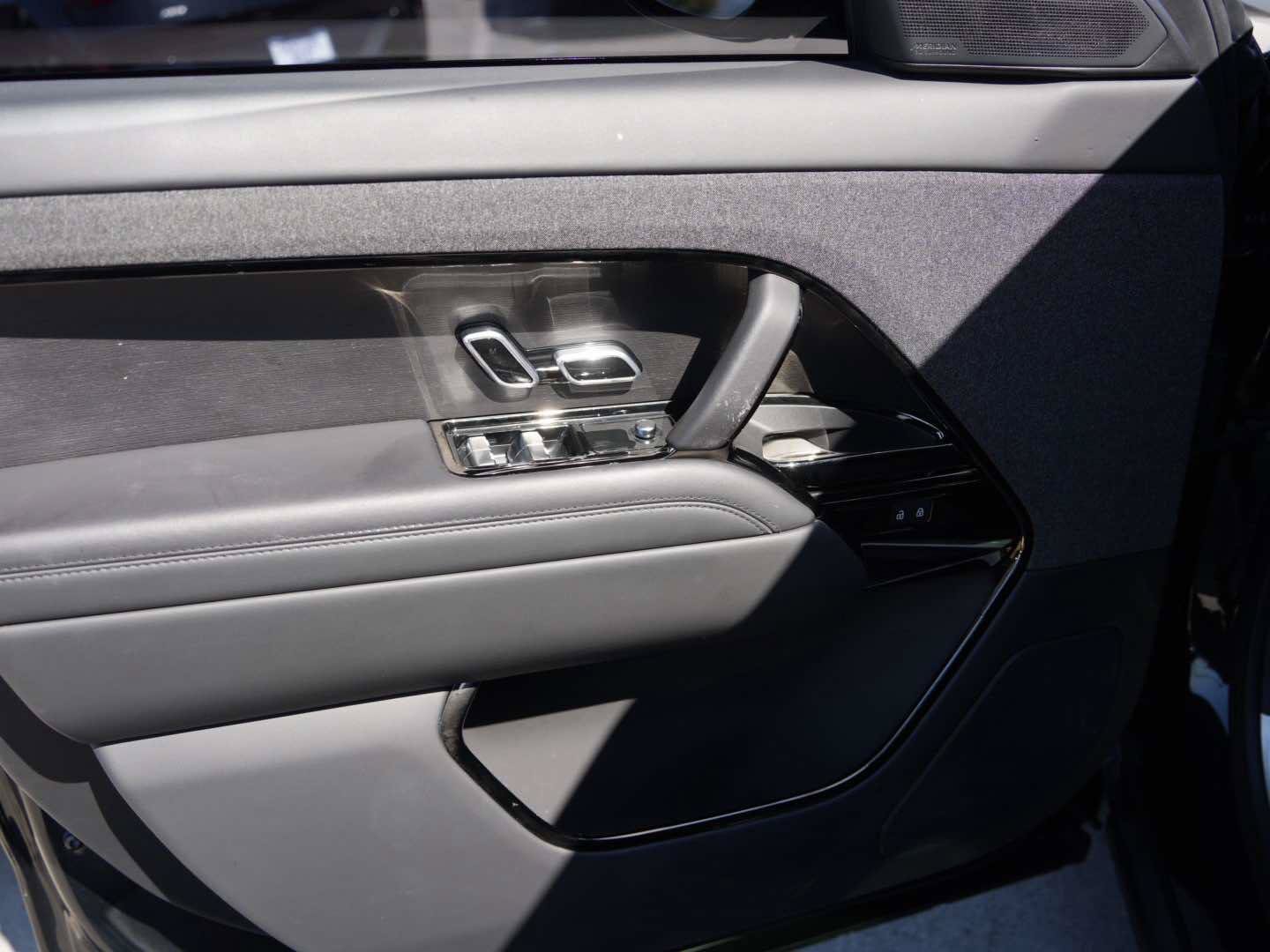 Used 2025 Land Rover Range Rover Sport SE AWD/4WD image 13