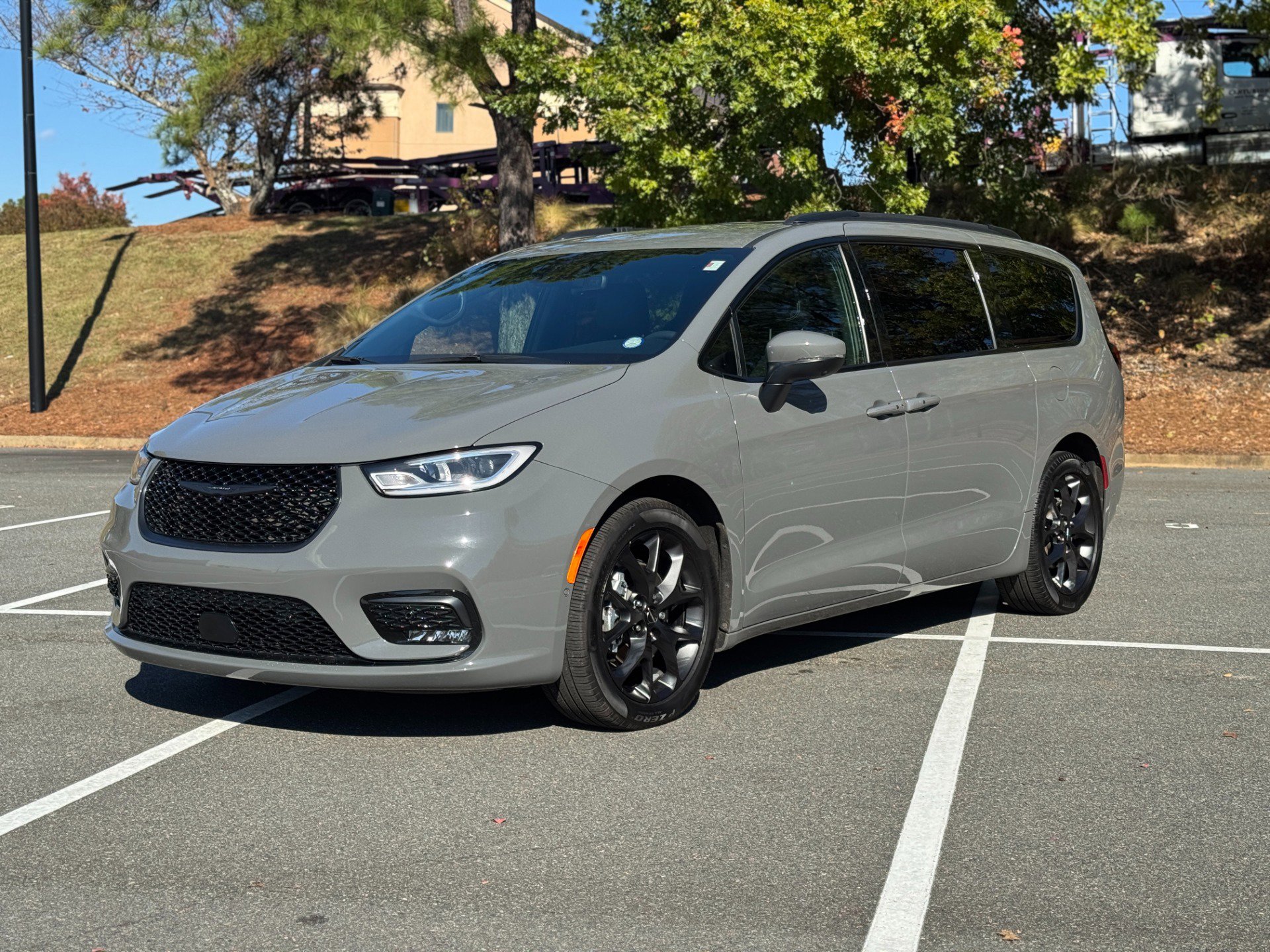 Used 2023 Chrysler Pacifica Touring-L w/ S Appearance Package image 4