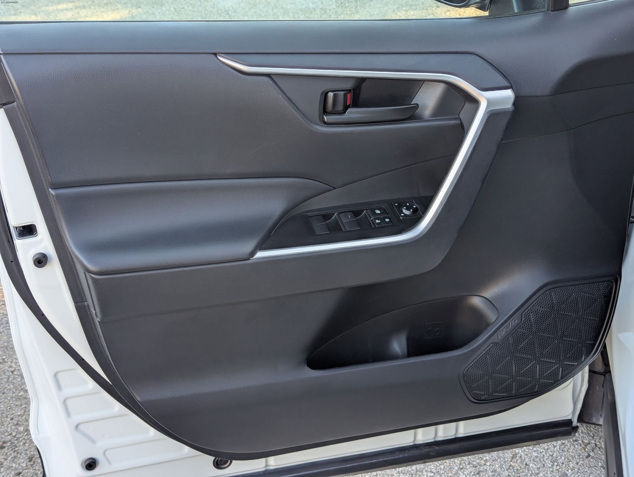 Used 2022 Toyota RAV4 LE image 11