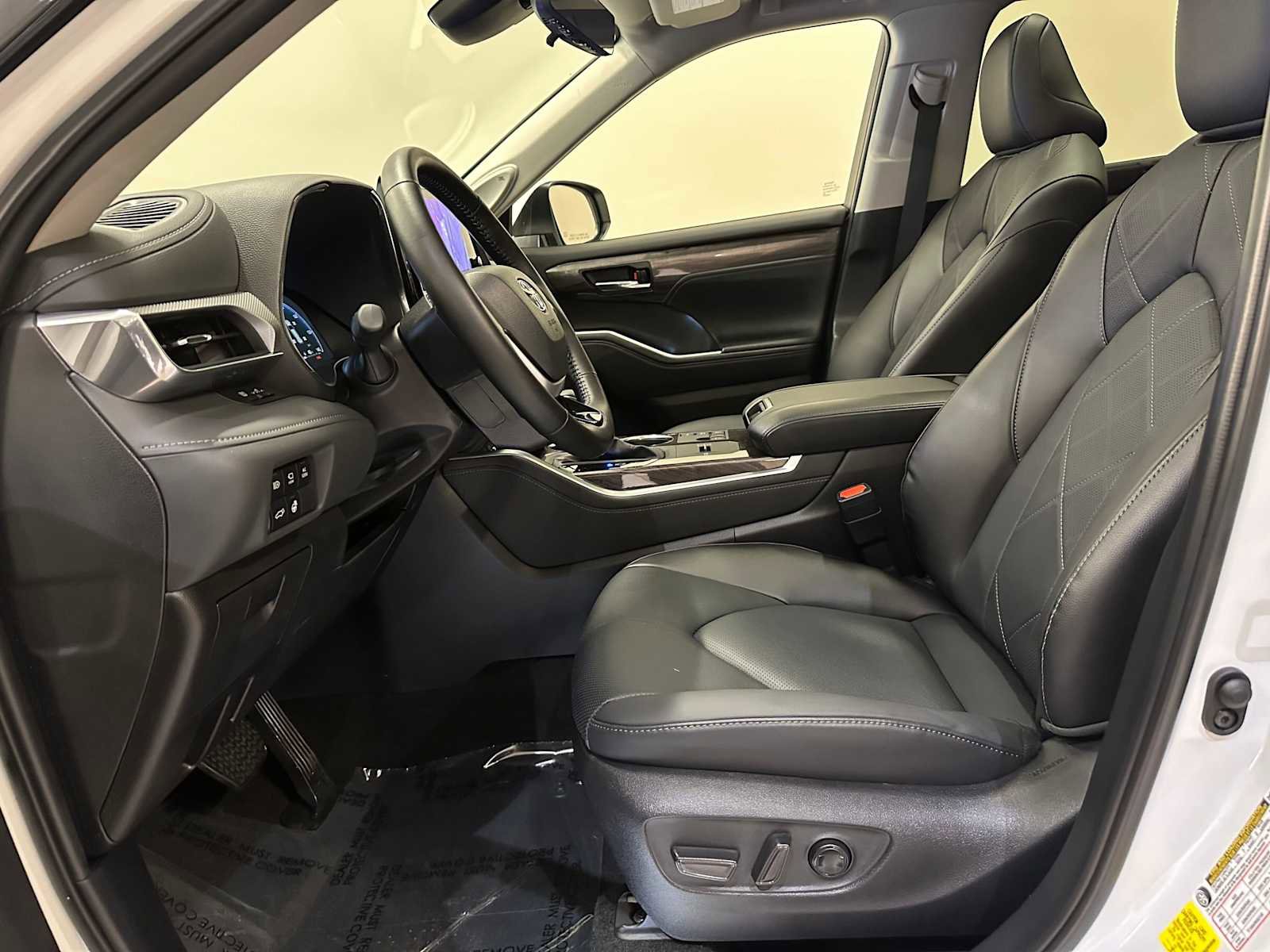 Certified 2025 Toyota Highlander Platinum image 21