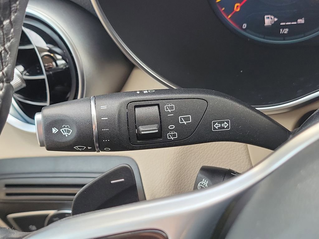 Used 2022 Mercedes-Benz GLC 300 4MATIC w/ Premium Package Lite image 31