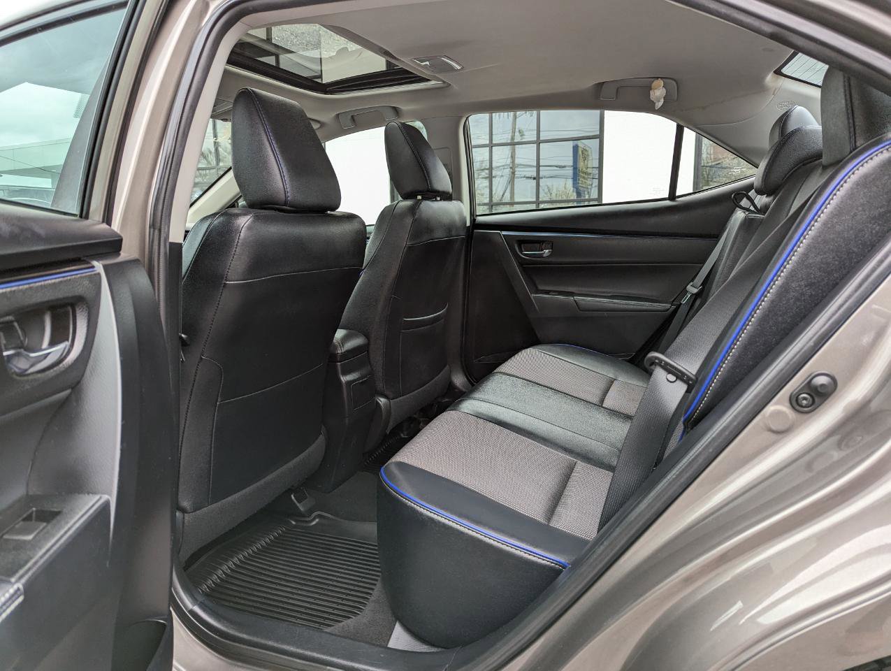 Used 2017 Toyota Corolla SE w/ SE Premium Package FWD image 39