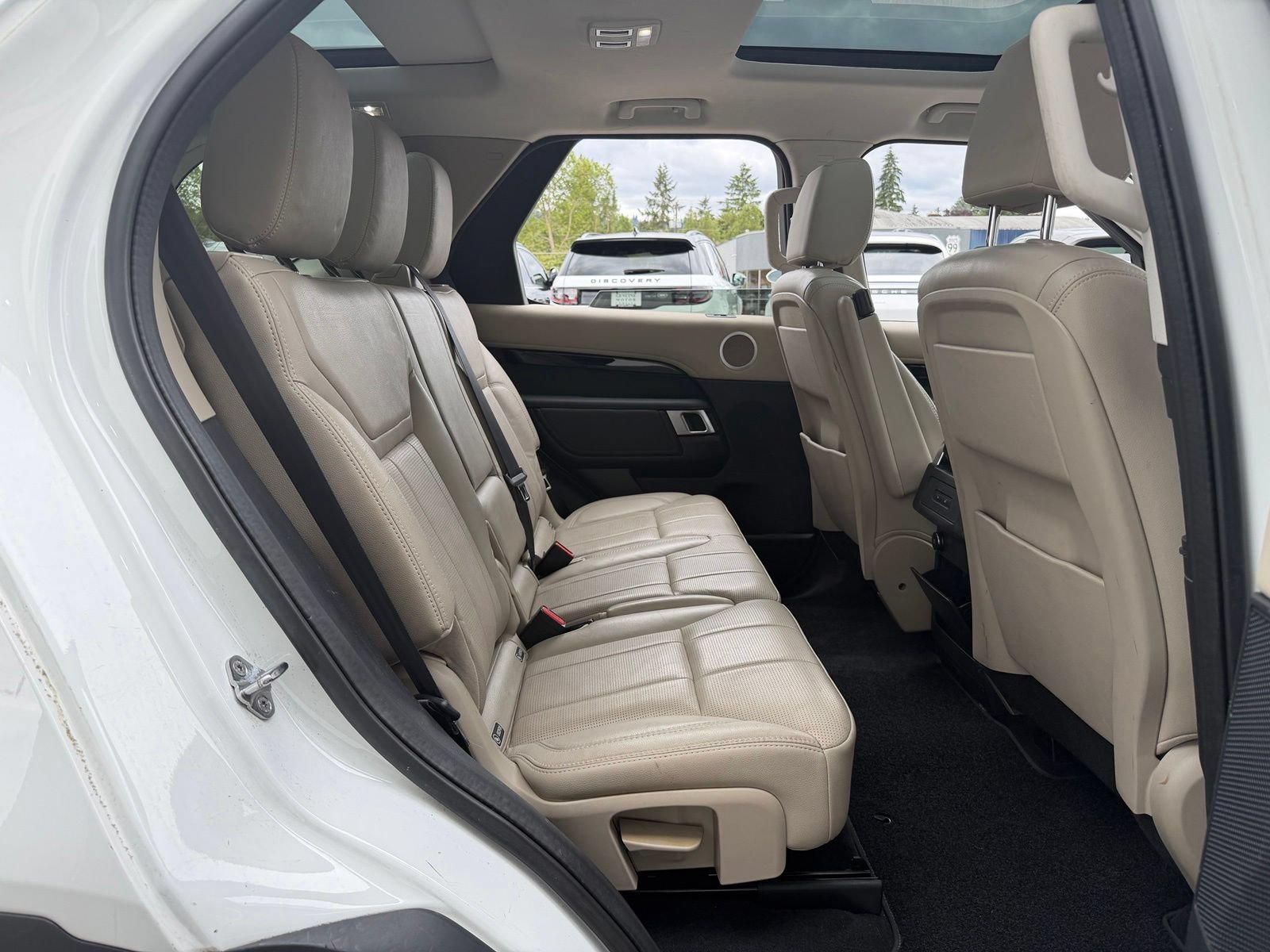 Used 2019 Land Rover Discovery SE AWD/4WD image 23