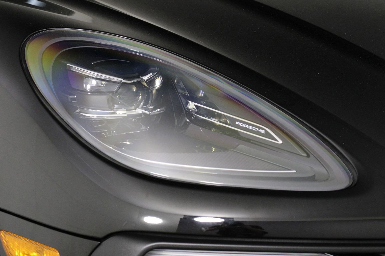 Certified 2025 Porsche Macan image 28