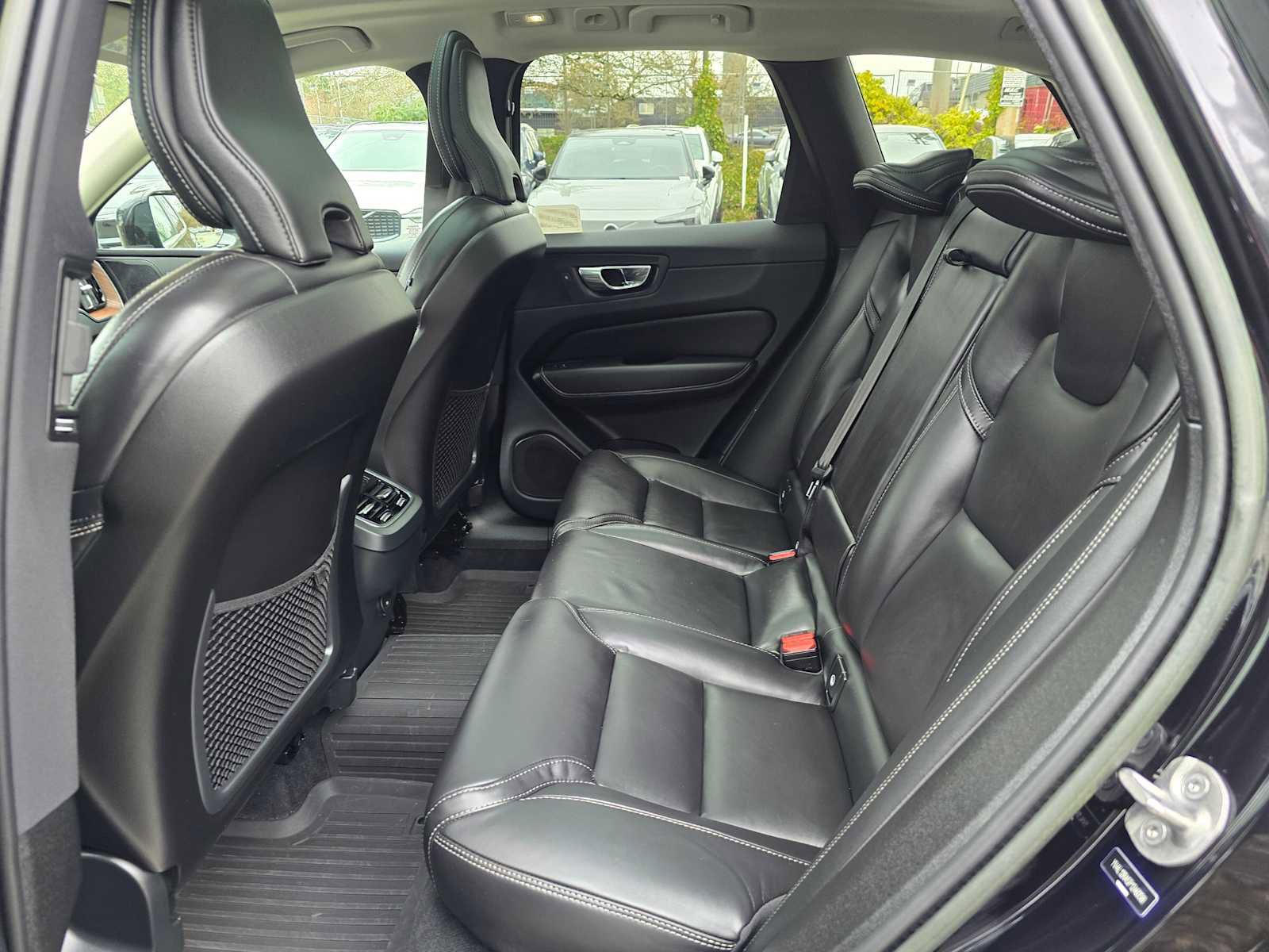 Certified 2023 Volvo XC60 B5 Ultimate w/ Climate Package image 18