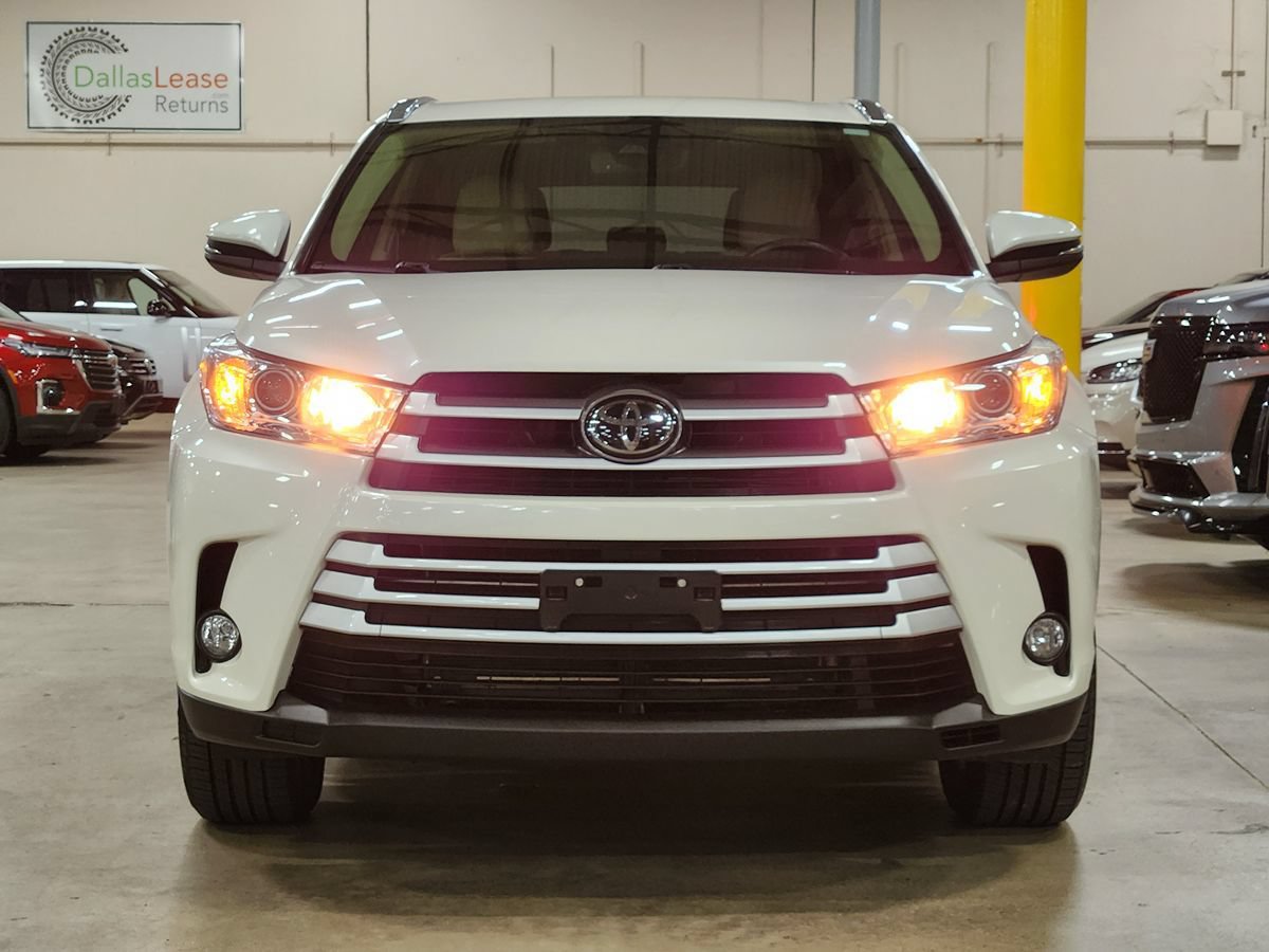 Used 2019 Toyota Highlander XLE FWD image 2