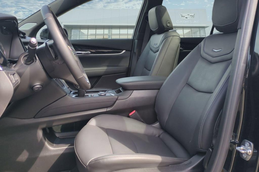 Used 2025 Cadillac XT6 Premium Luxury image 14