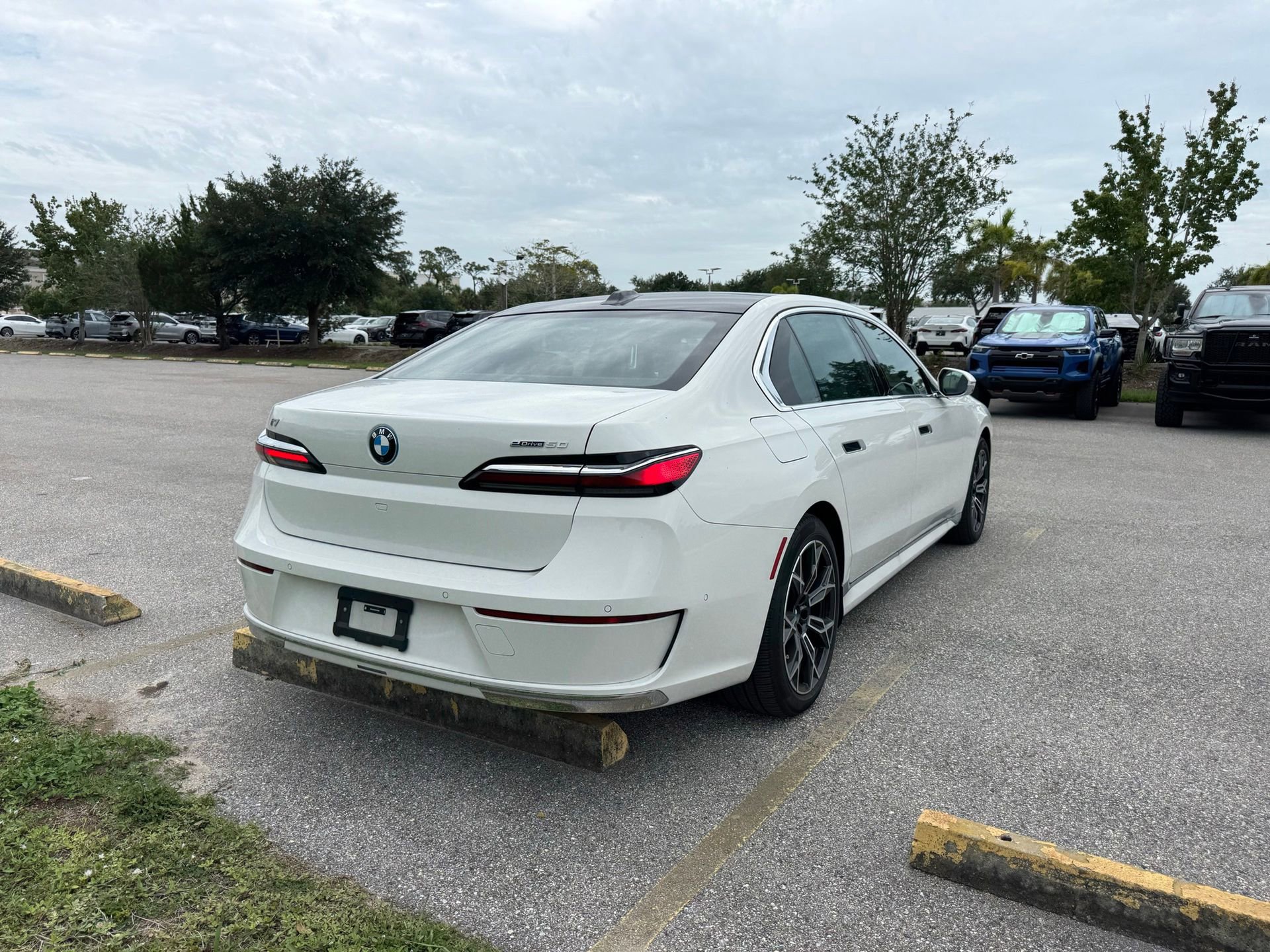 Used 2024 BMW i7 eDrive50 w/ Premium Package RWD image 4
