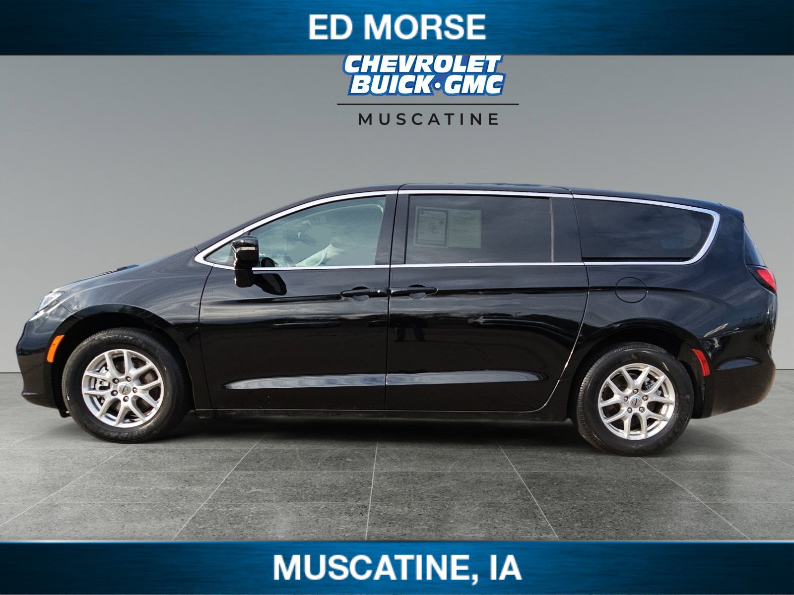 Used 2024 Chrysler Pacifica Touring-L image 2
