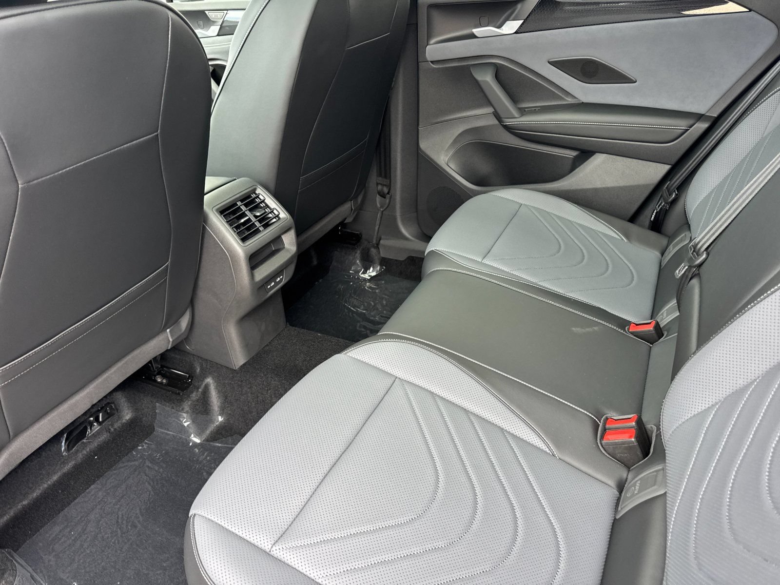 New 2026 Volkswagen Tiguan SE R-Line FWD image 12