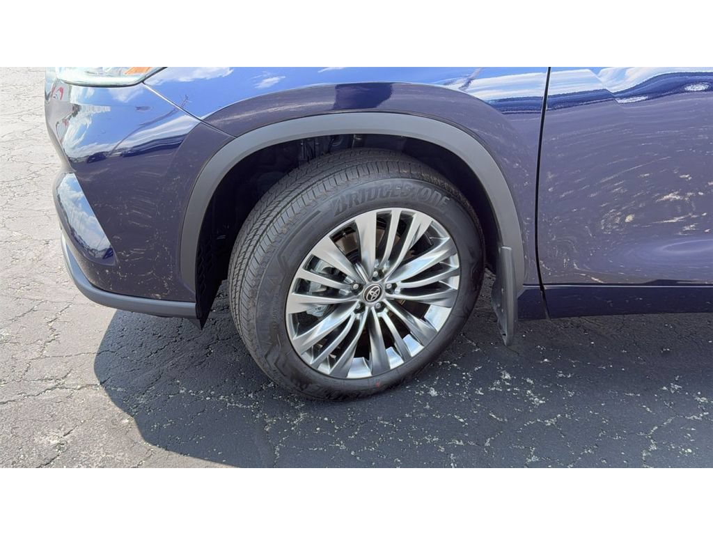 New 2026 Toyota Highlander Platinum AWD/4WD image 12