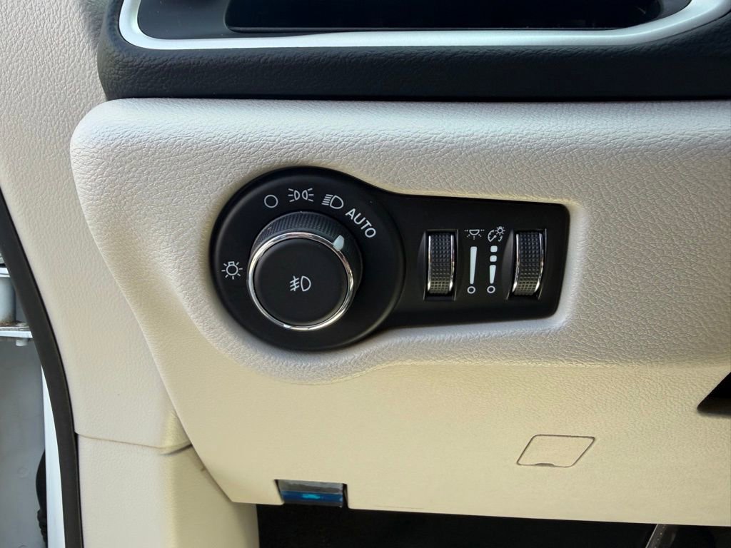 Used 2023 Chrysler Pacifica Touring-L image 27