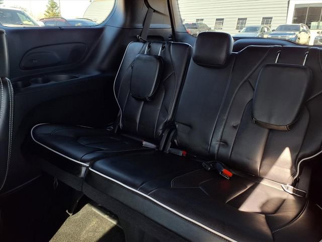 Used 2025 Chrysler Pacifica Limited image 11