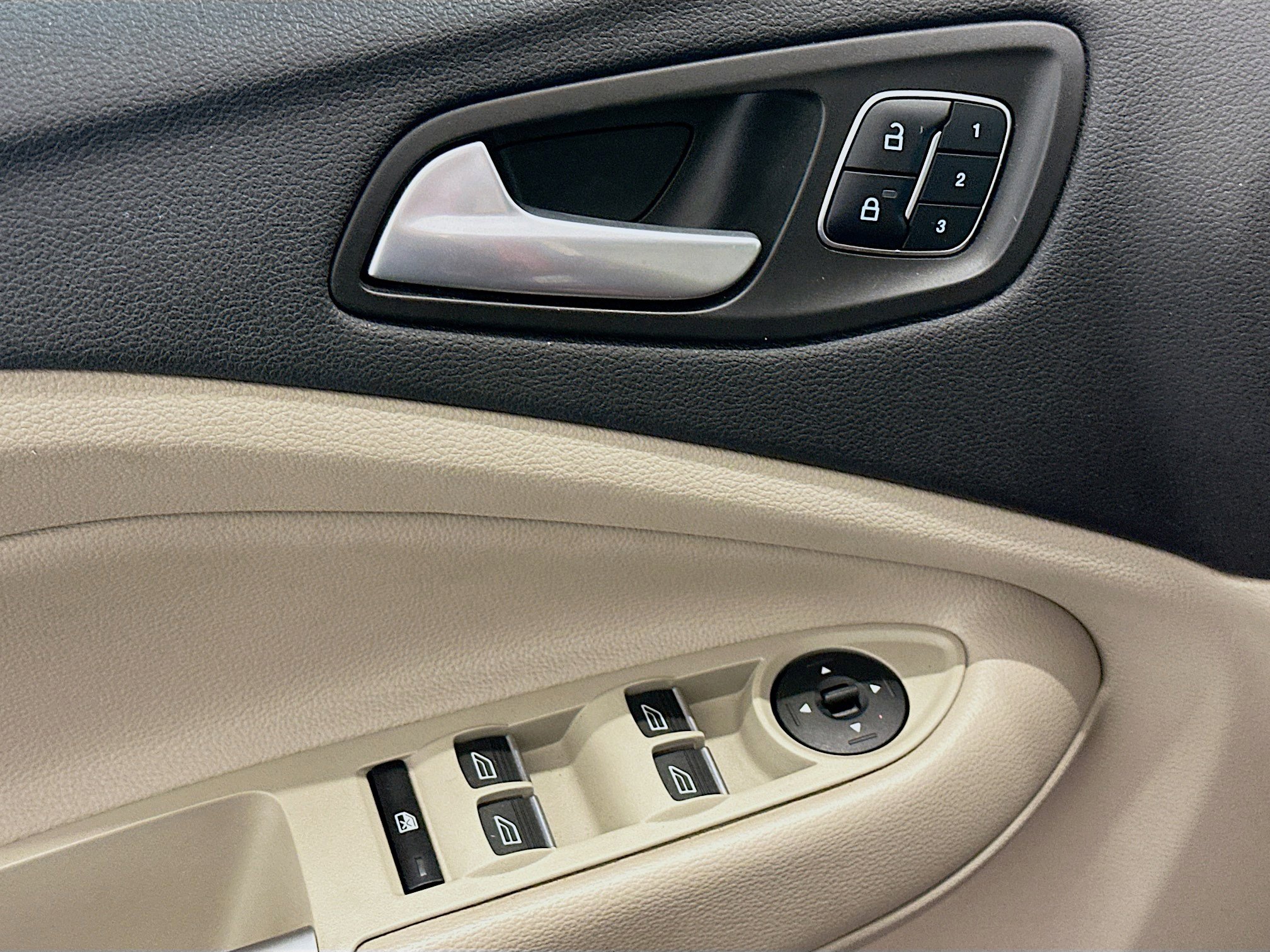 Used 2018 Ford Escape Titanium w/ Ford Safe & Smart Package image 15