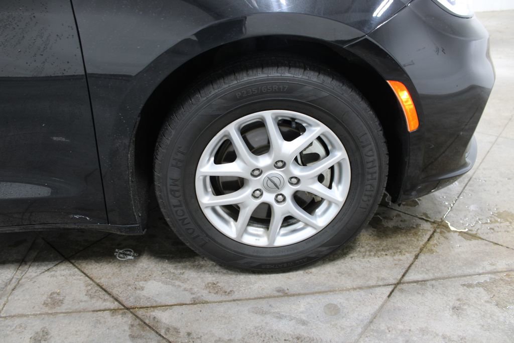Used 2023 Chrysler Pacifica Touring-L FWD image 40