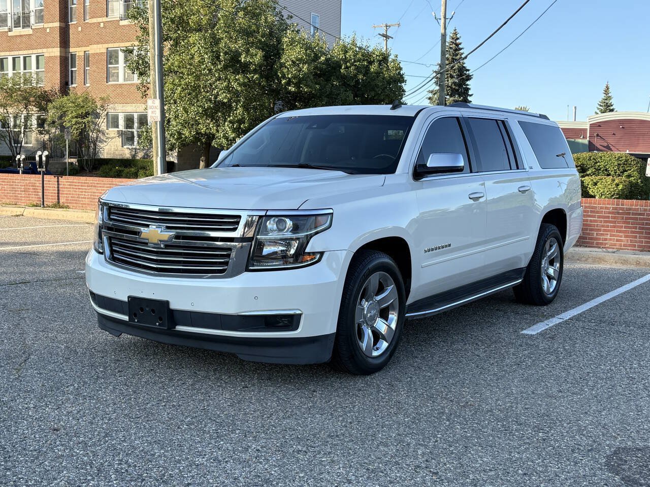 Used 2015 Chevrolet Suburban LTZ RWD image 3