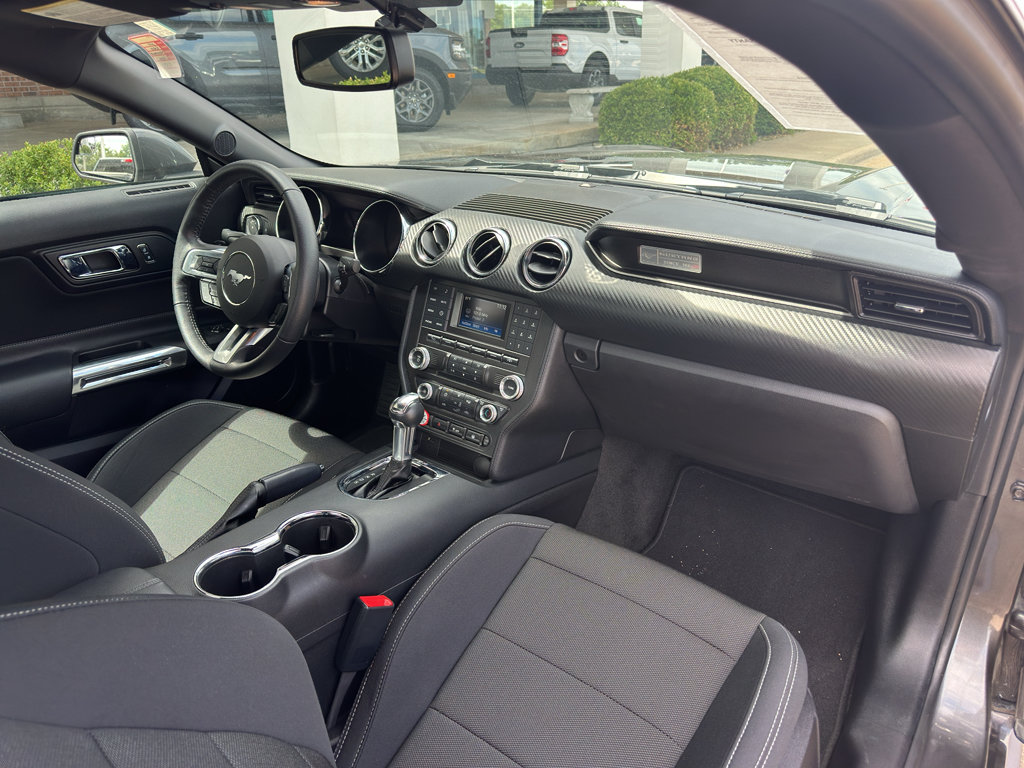 Used 2017 Ford Mustang Coupe RWD image 28