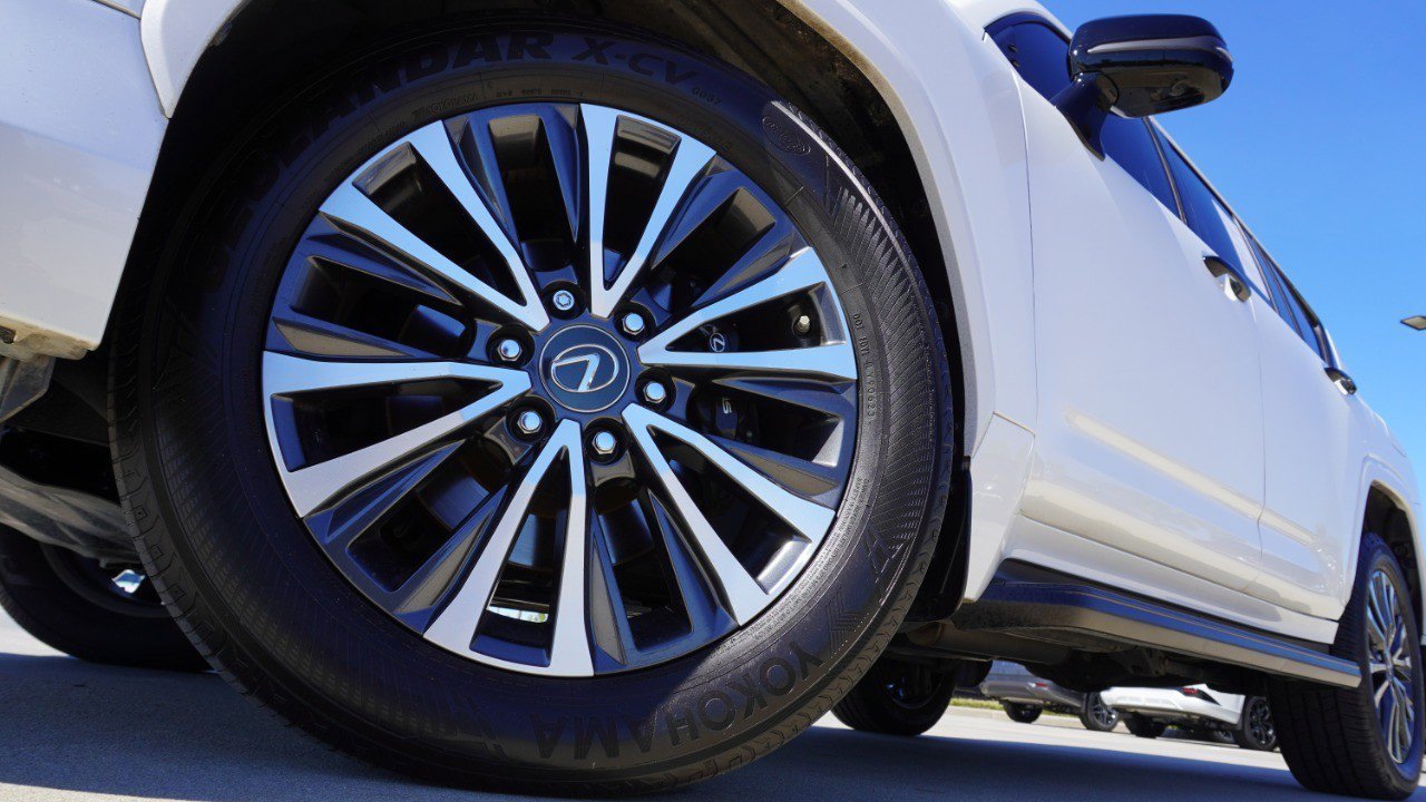 Used 2023 Lexus LX 600 4WD w/ Appearance Package image 11