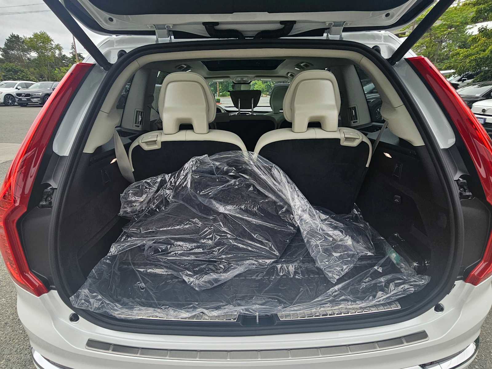 Used 2025 Volvo XC90 T8 Plus w/ Protection Package Premier image 16