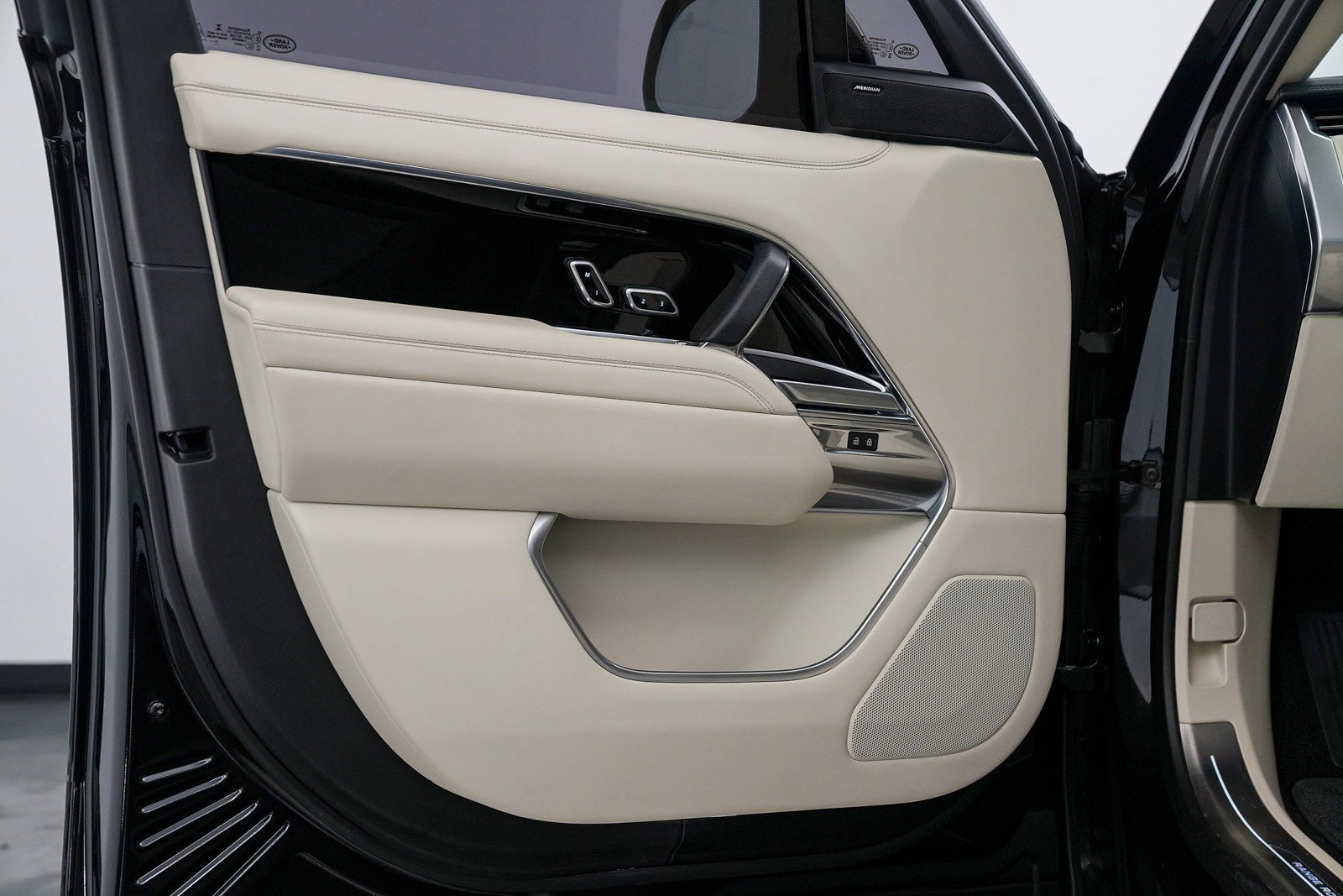 Used 2023 Land Rover Range Rover SE image 18