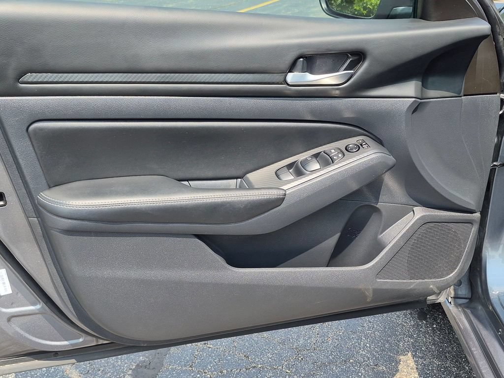 Used 2025 Nissan Altima 2.5 SV FWD image 12