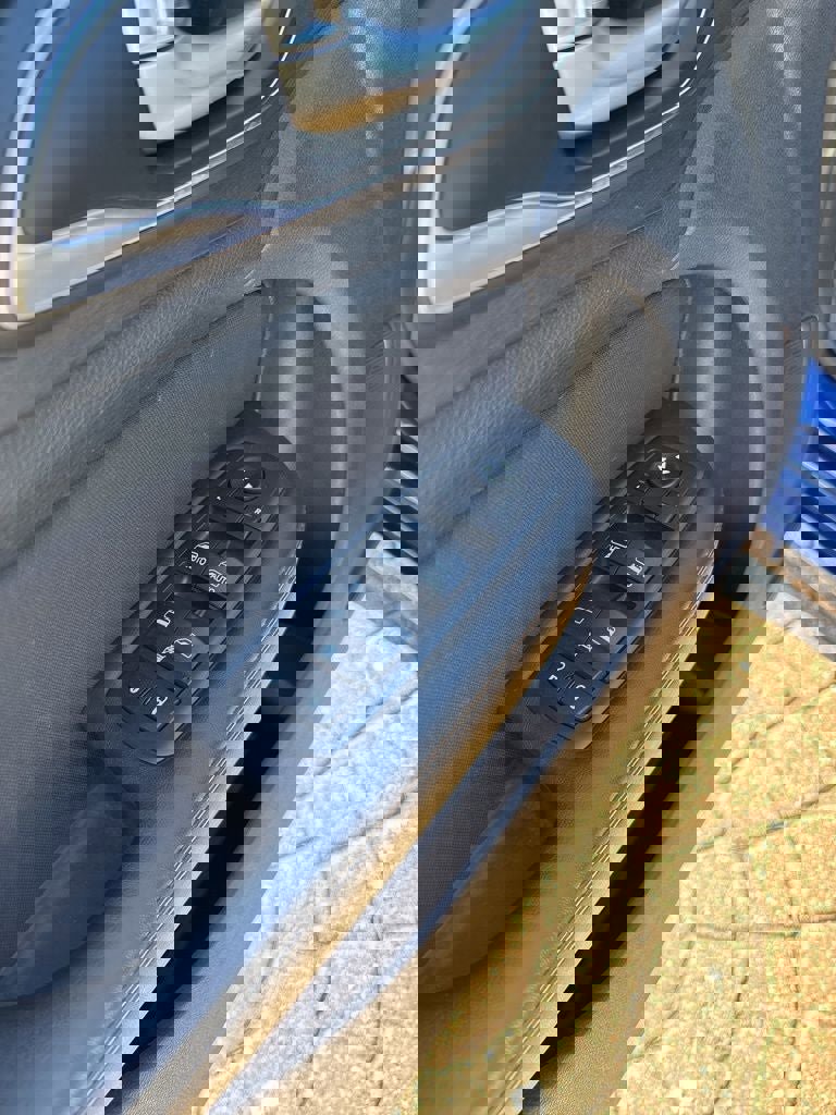 Used 2016 Chrysler 200 Limited w/ Convenience Group image 6