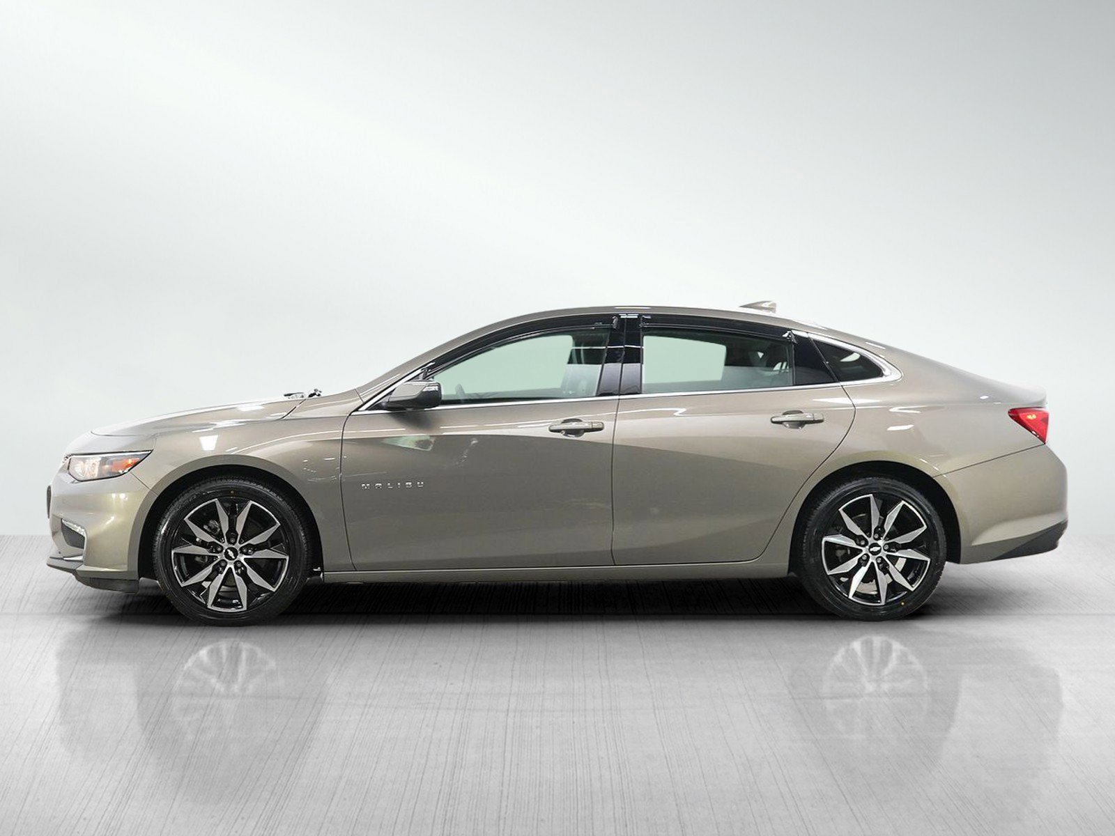 Used 2017 Chevrolet Malibu LT w/ Leather Package FWD image 2