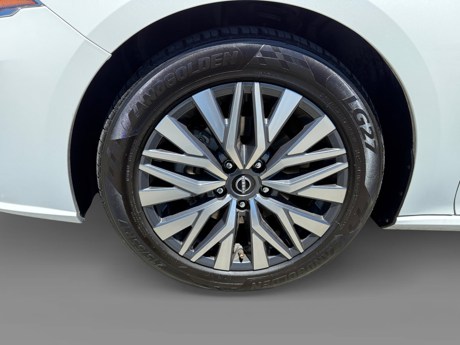Used 2023 Nissan Altima 2.5 SV FWD image 9